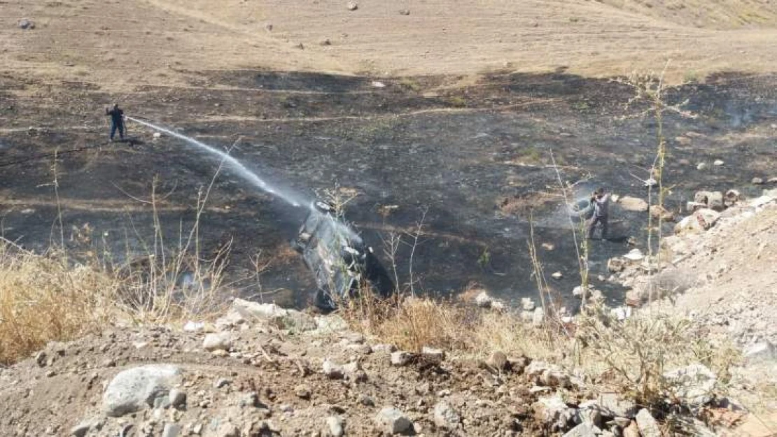 Palu Kovancılar Arasında Şarampole Yuvarlanan Araç Alev Aldı, 2 Yaralı