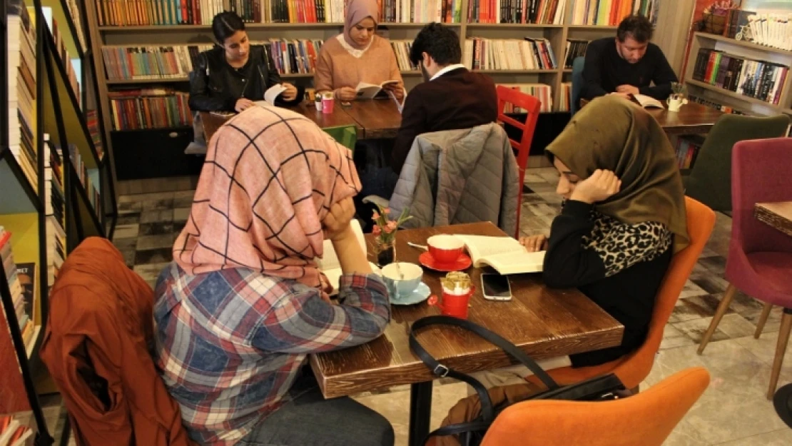 Bu Kafe Kitap Okumayı Sevdiriyor !