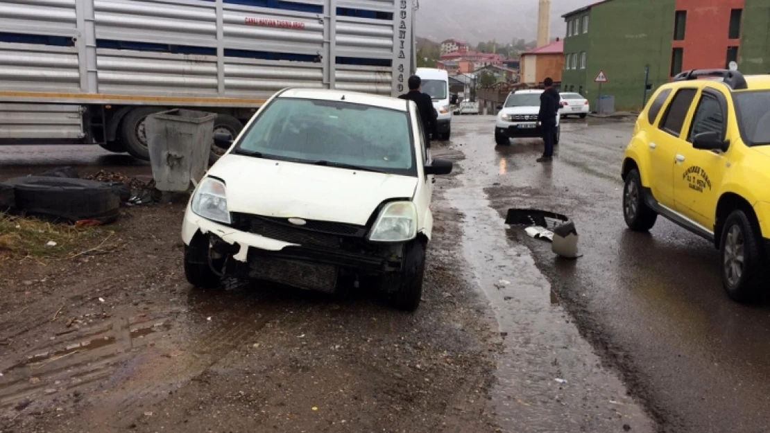 Karlıova'da Kısa Süreli Kar Yağdı, Kaza Meydana Geldi