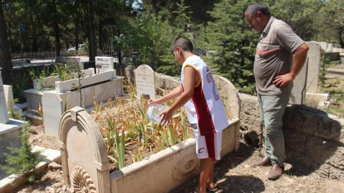 Elazığ'da Tüm Mezarlıklarda Arefe Yoğunluğu