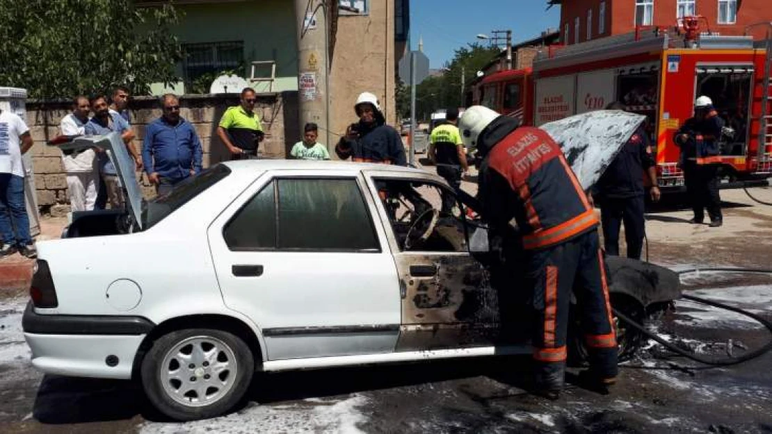 Aksaray Mahallesinde Seyir Halindeki Araç Alev Alev Yandı