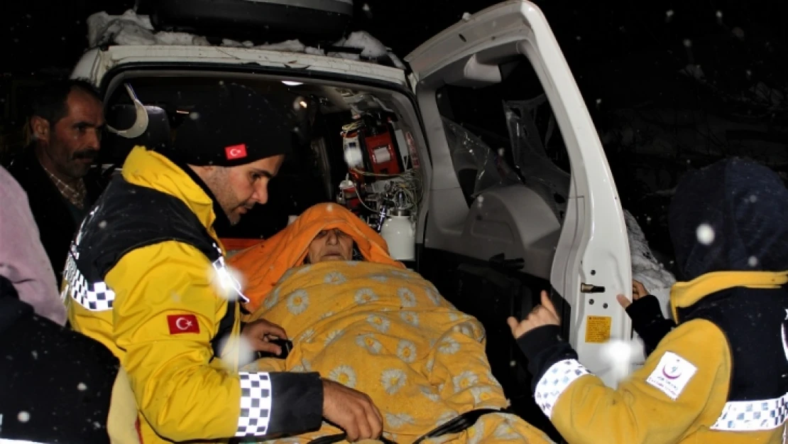 Gururlan, Paletli Ambulans İle Hastaya Bakın Nasıl Ulaşıldı !