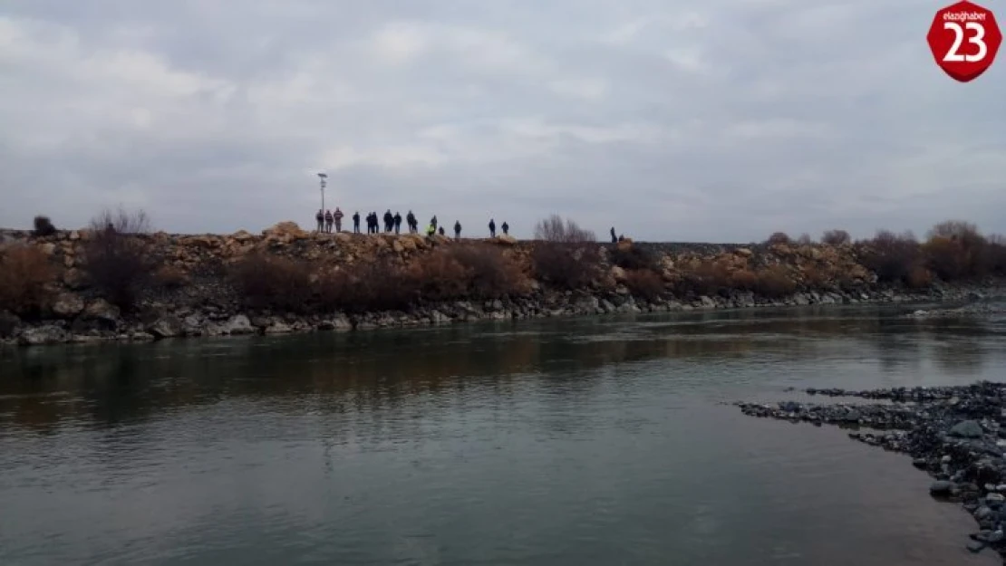 Haber alınamayan balıkçının nehir kenarında eşyaları bulundu