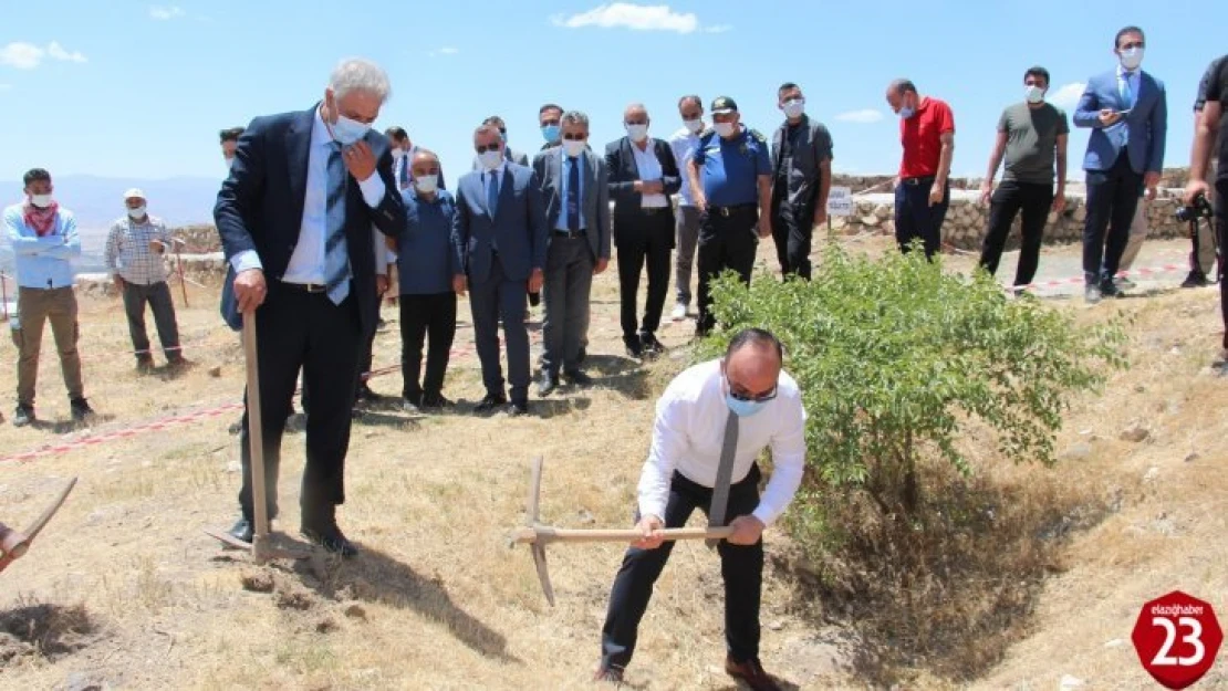 Harput Kalesinde Kazılar Yeniden Başladı, İlk Kazmayı Vali Vurdu