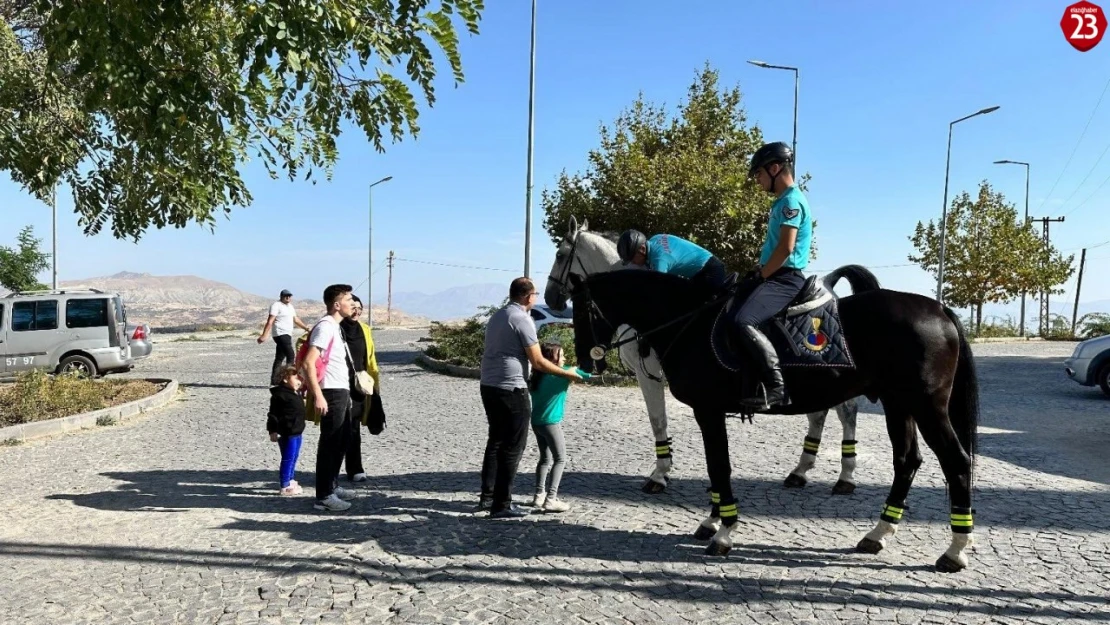 Harput'ta Atlı Jandarma Timi'ne yoğun ilgi