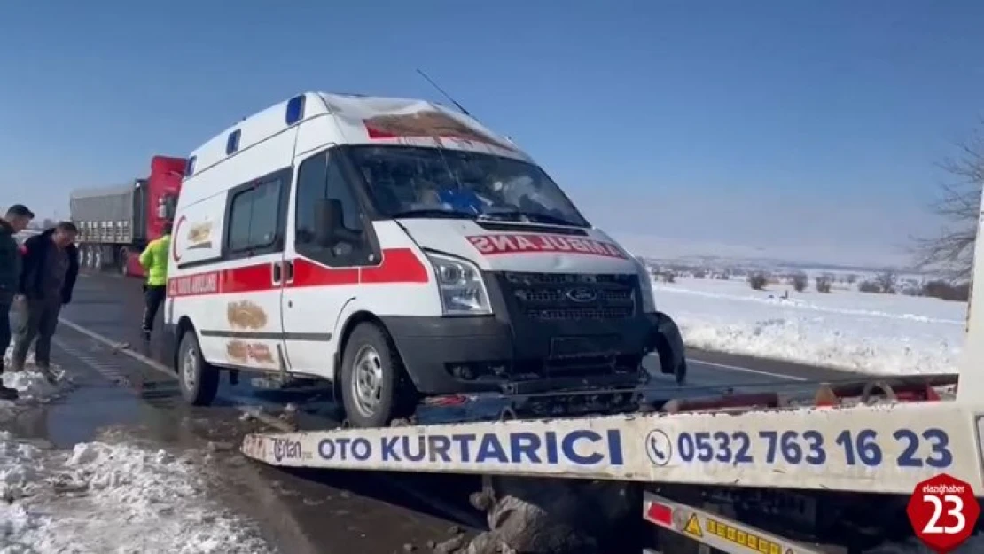 Hasta taşıyan ambulans kaygan yolda takla attı: 1 yaralı