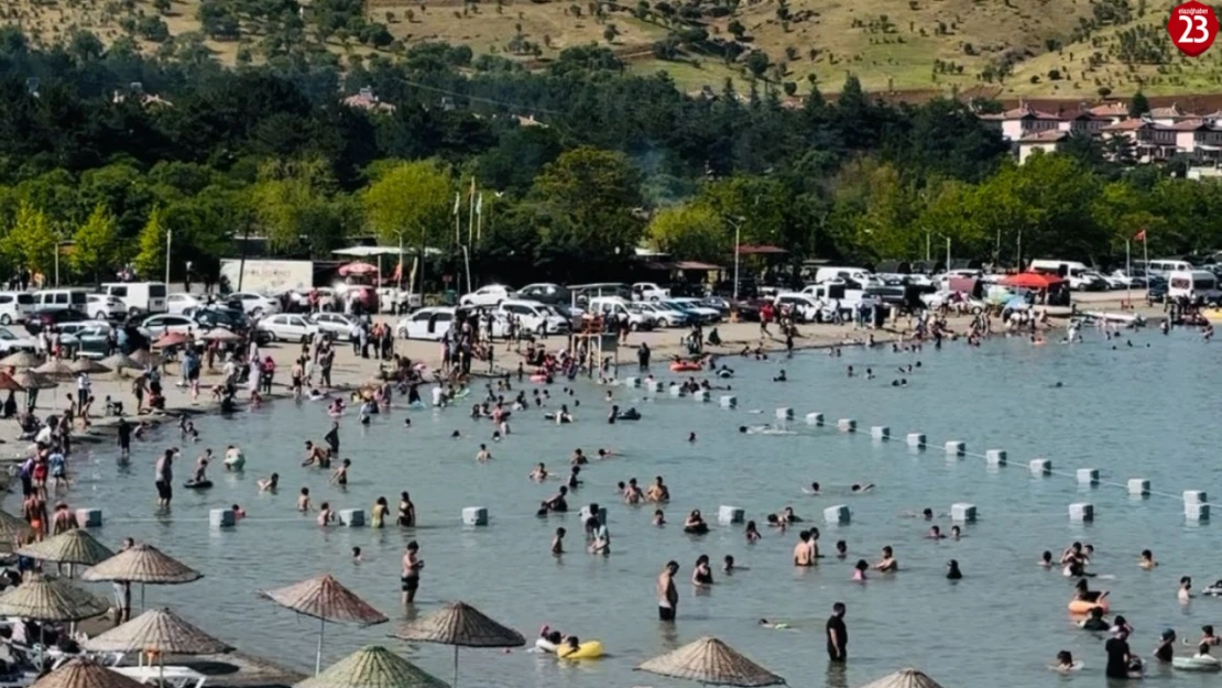 Hazar Gölü'nde Yaz Yoğunluğu: Doğu'nun Saklı Cenneti Ziyaretçi Akınına Uğruyor