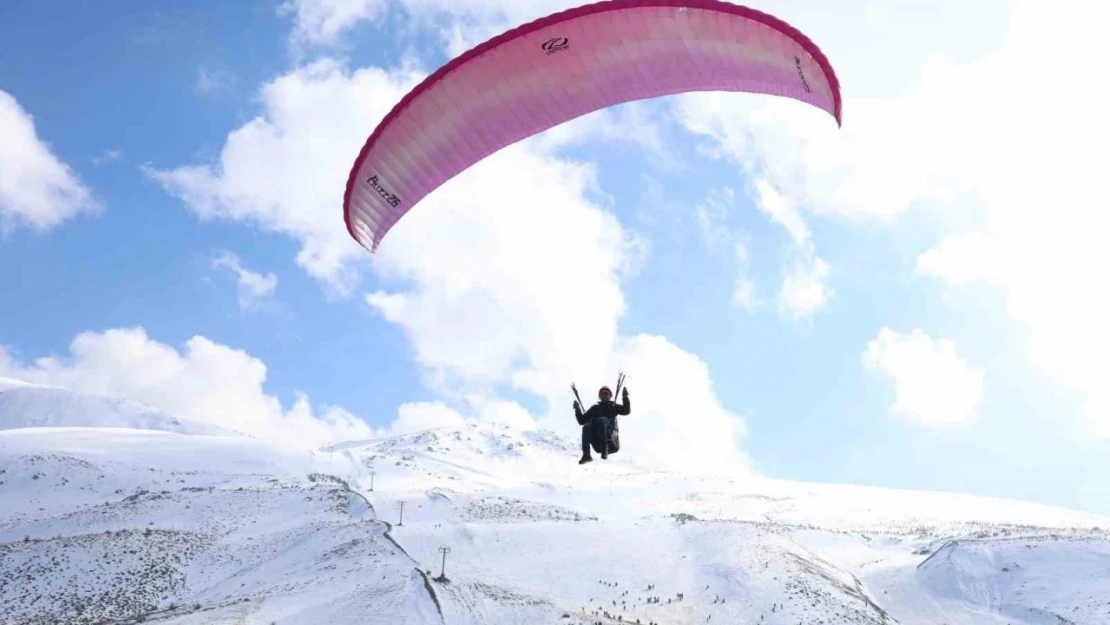 Hazarbaba Dağı'nda göl manzarası eşliğinde yamaç paraşütü keyfi