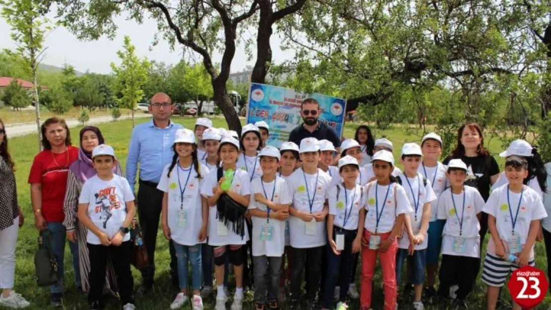 Hipodromda piknik yapan ve atlara binen çocuklar doyasıya eğlendi