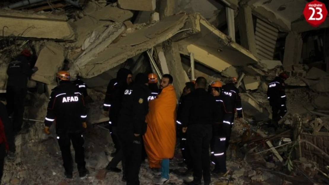 İç işleri Bakanı Süleyman Soylu 'Az önce geldiğimiz noktadan bir ses duyuldu 2 vatandaşımızı canlı çıkardılar'
