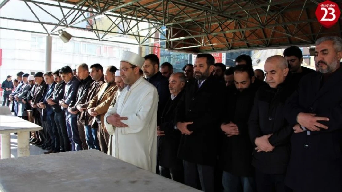 İdlib şehitleri için Elazığ'da gıyabi namaz kılındı