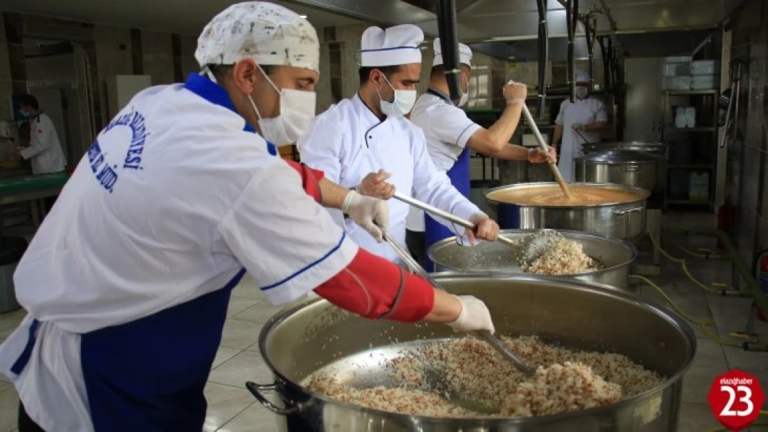 İftar çadırı kurulmadı ama kazanlar ihtiyaç sahipleri için kaynadı