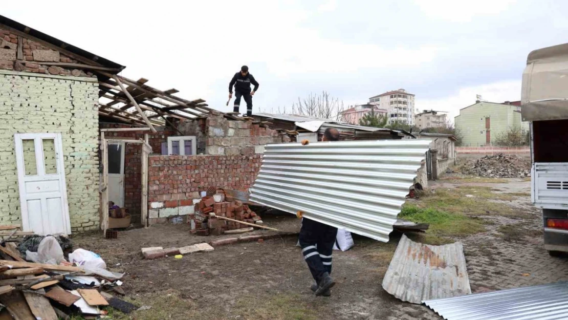 Barakada Yaşayan Ailenin Yardımına Elazığ Belediyesi Yetişti