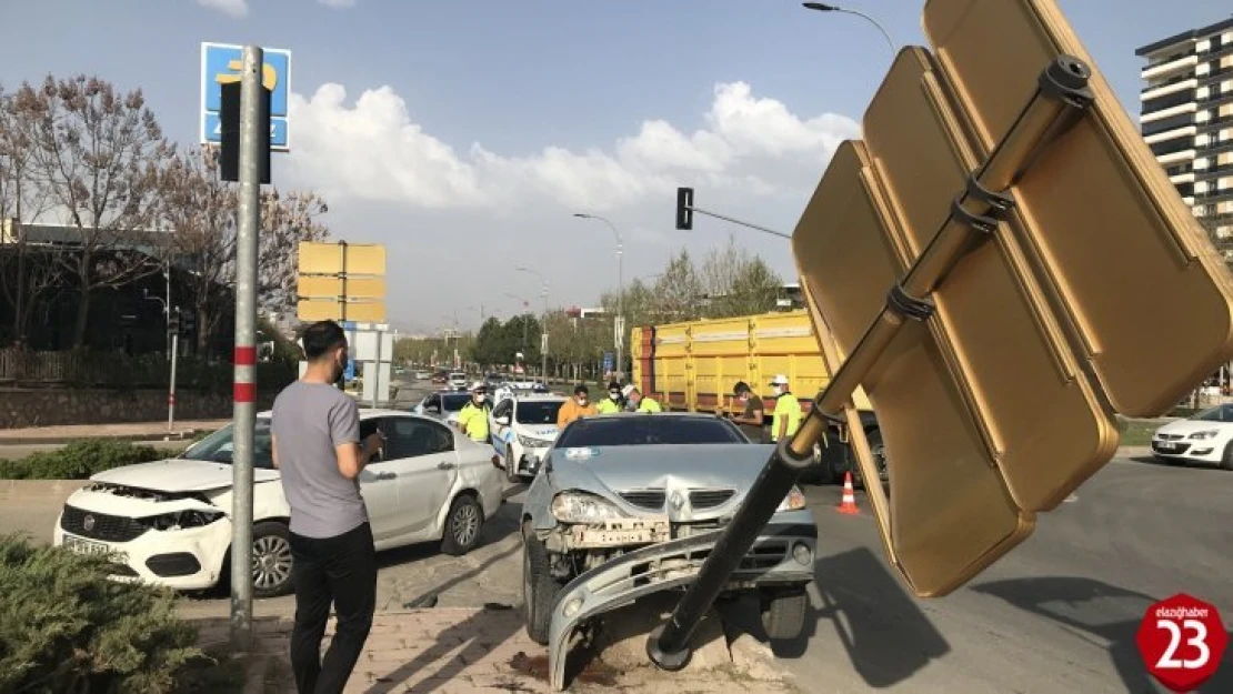 İki araç çarpıştı, biri tabelayı devirdi: 2 yaralı