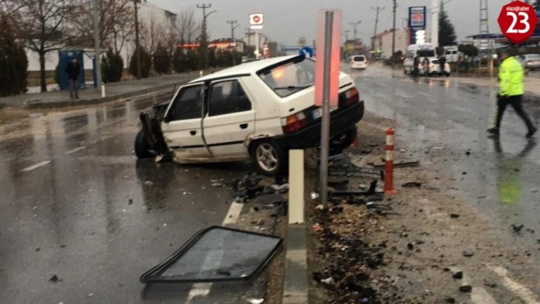 İki otomobil çarpıştı, kaza anı kameraya yansıdı