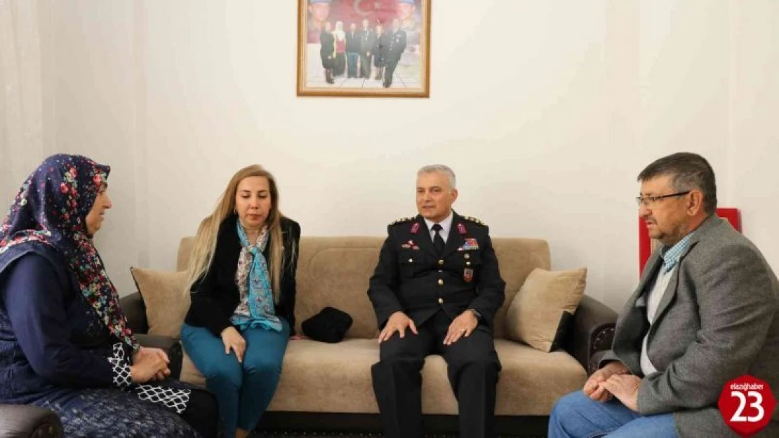 İl Jandarma Komutanı Ali Yıldız ve eşi, şehit annelerini yalnız bırakmadı