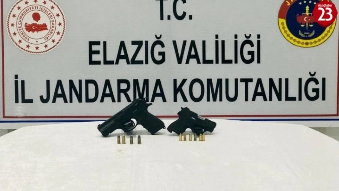 Jandarma 2 şahsı, ruhsatsız tabancaları saklarken yakaladı
