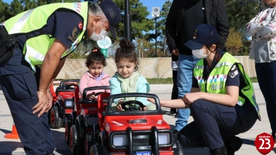 Jandarma ekipleri, çocuklara trafik eğitimi verdi