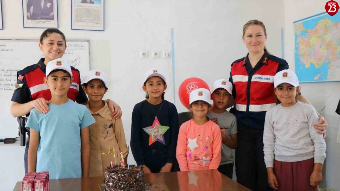 Jandarma ekipleri öğrencilerle bir araya geldi