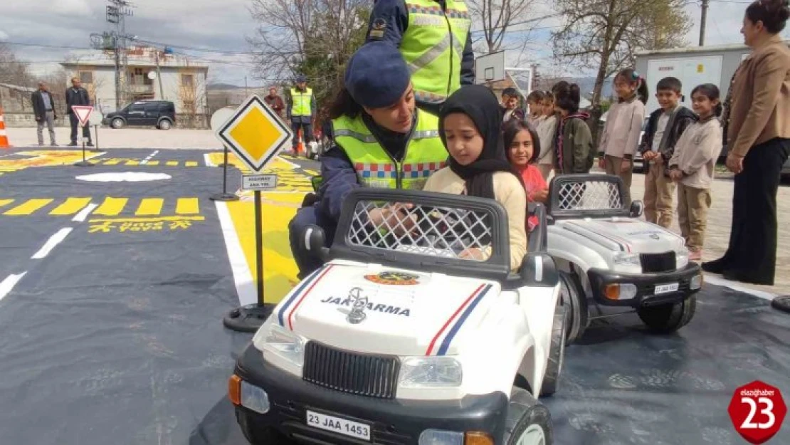 Jandarma ekiplerinden öğrencilere trafik güvenliği eğitimi