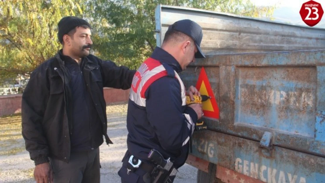 Jandarma, Traktör Sürücülerini Bilgilendirip Reflektör Taktı