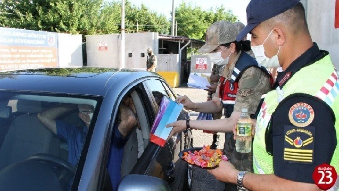 Jandarmadan bayramda şeker ve kolonyalı uygulama