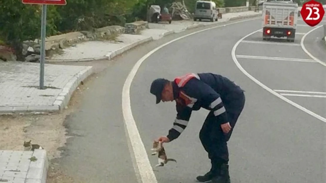 Elazığ'da Jandarmadan Duygulandıran Davranış