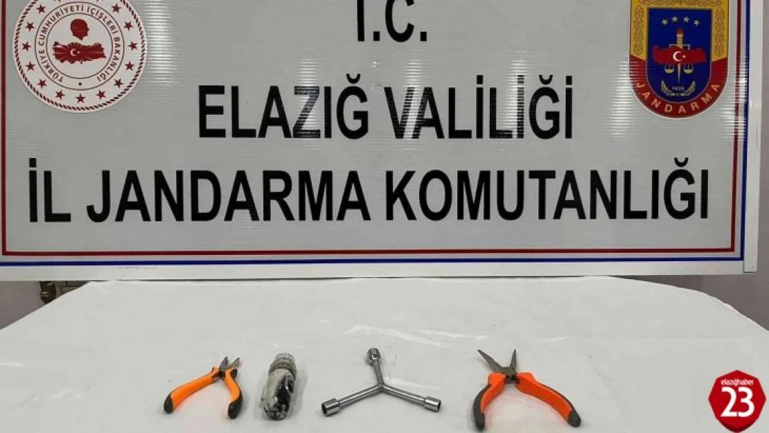 Kablo çalarken jandarma ekiplerine suçüstü yakalandı