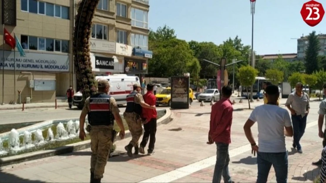 Kadını darp eden şahıs, o sırada geçen jandarma tarafından yakalandı