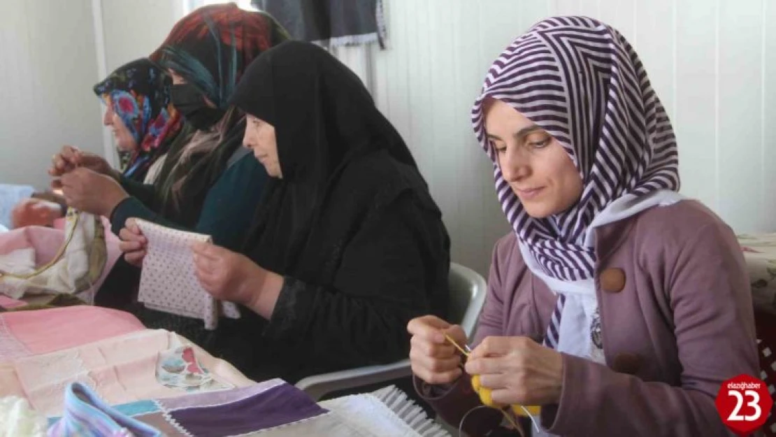 Elazığ'da Kadınlar, Depremin İzlerini Üreterek Siliyor