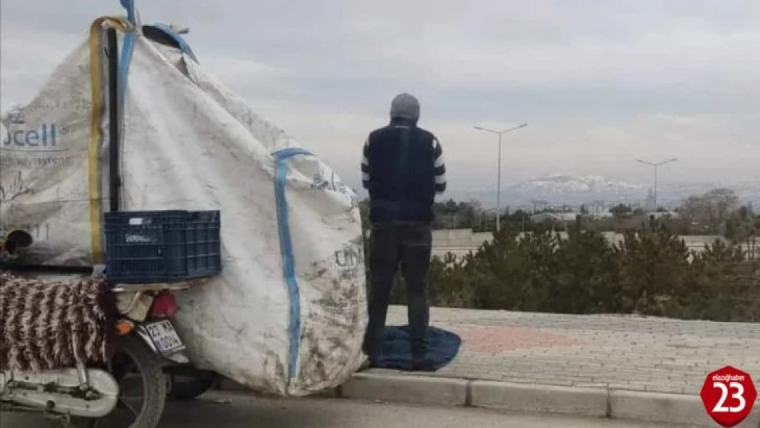 Kağıt toplayan adam montunun üzerinde namaz kıldı