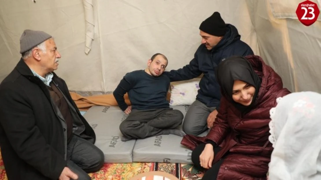 Kaldırım çifti, çadırda kalan depremzedeleri ziyaret etti
