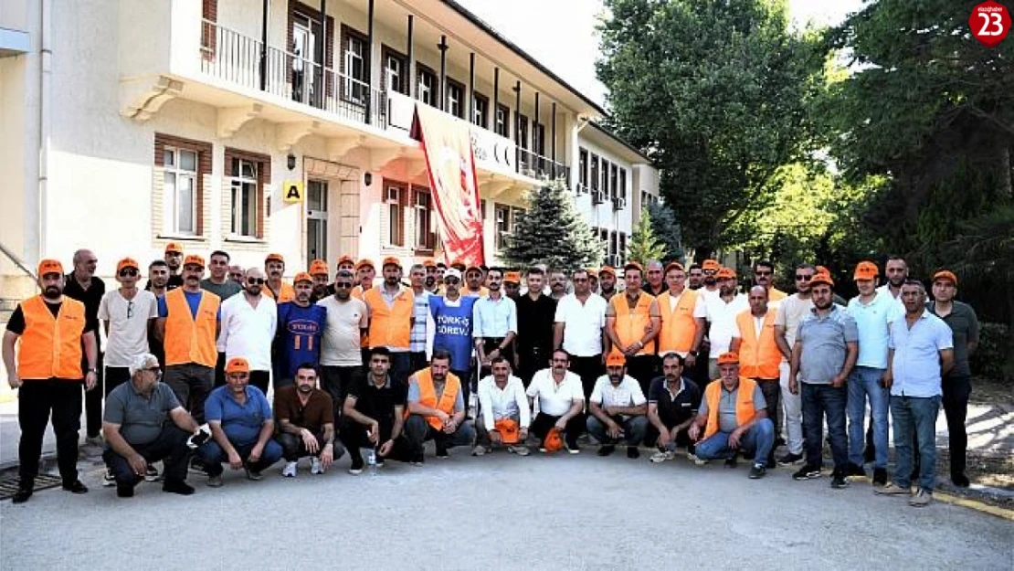 Kamu İşçileri Zam Teklifine Tepkili: Elazığ'da Oturma Eylemi ile Geceyi İşyerlerinde Geçirdiler