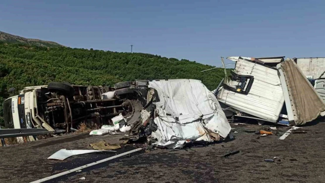 Kamyon ile çarpışan tırın kupası ayrıldı: 1 yaralı