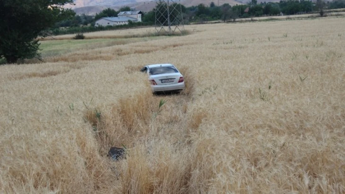 Mollakendinde Kamyonla Çarpışan Otomobil Tarlaya Uçtu, 5 Yaralı