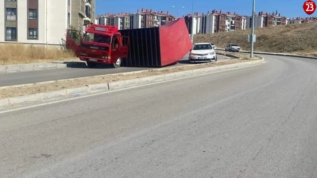 Kamyonun dorsesi devrildi: Gördüğü kazayı spiker gibi anlattı