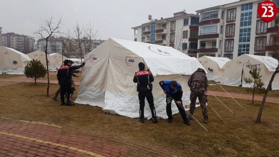 Kapı kapı gezen polis, depremzedelere yardımları ulaştırıyor