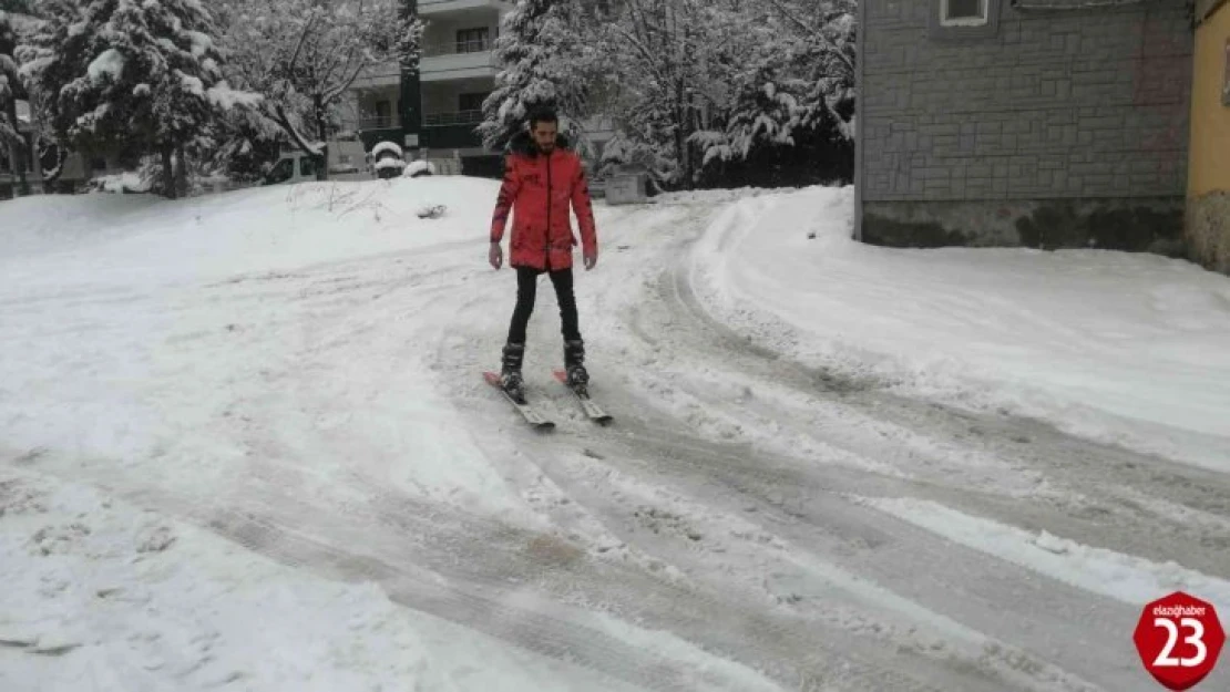 Kar Elazığ'ı kapladı, 3 kafadar kayak takımlarını alıp caddeleri kayakla gezdi