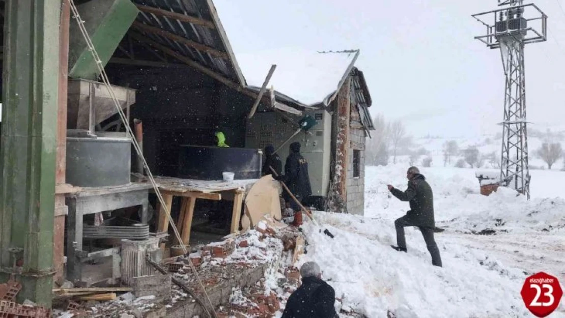 Kar yağışına dayanamayan un değirmeni çöktü