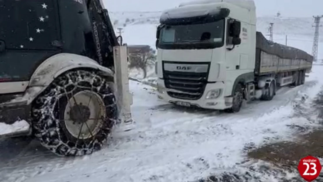 Kar yağışından dolayı yolda kalan tır ekipler tarafından kurtarıldı