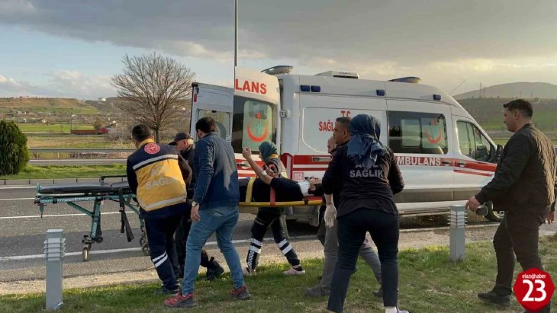 Karşı şeride geçen hafif ticari araç, otomobille çarpıştı: 3 yaralı