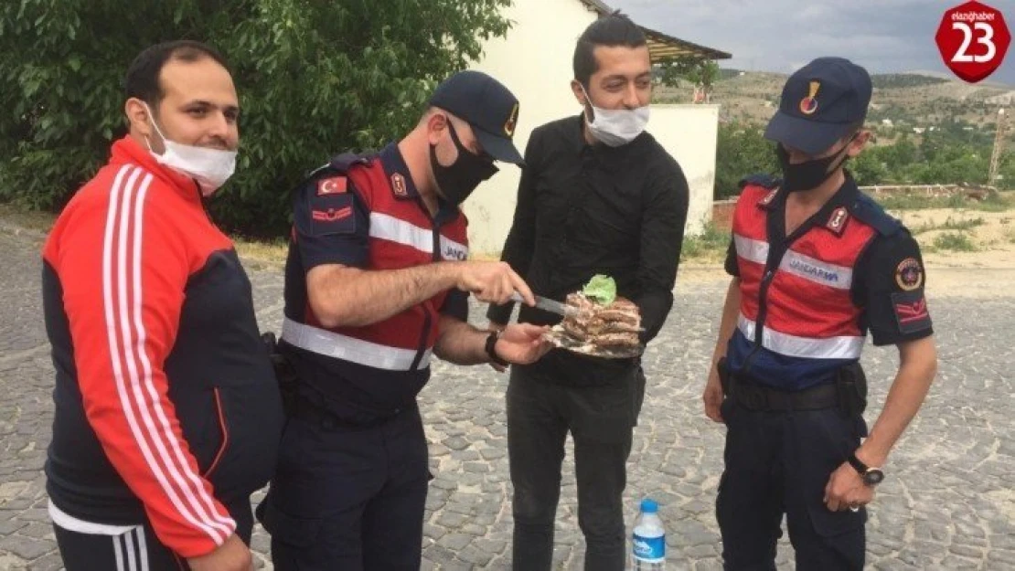 Kavga ihbarına giden jandarmaya pastalı kutlama