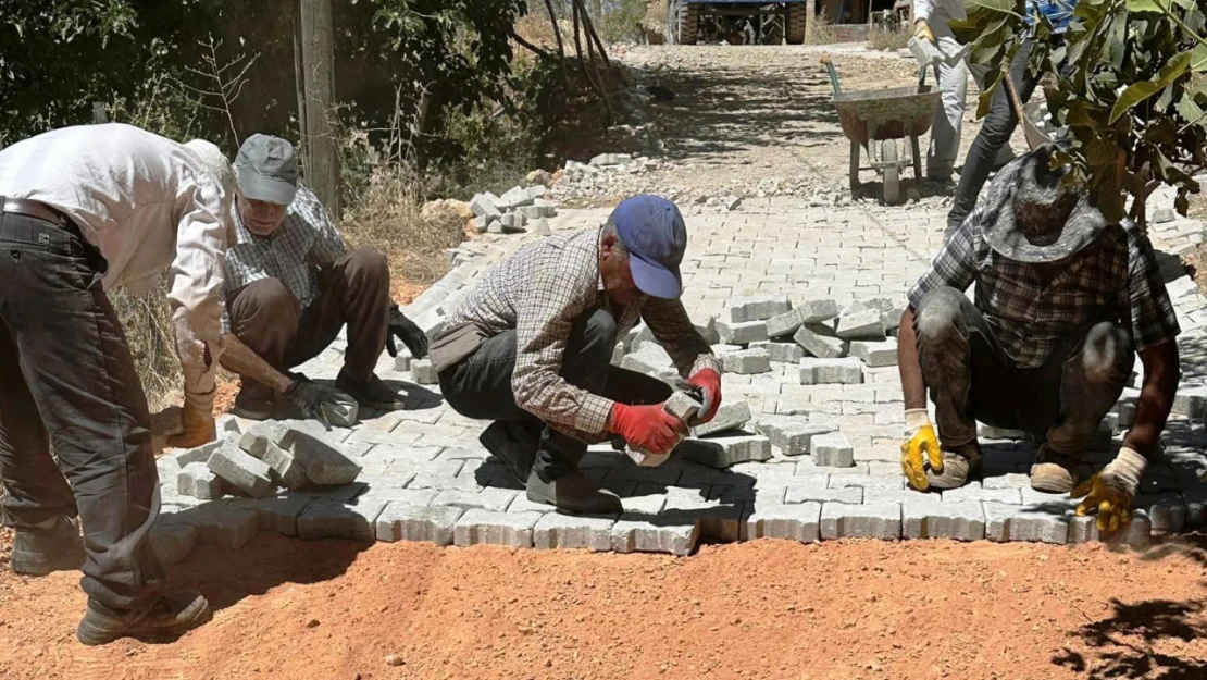 Keban'ın Göldere Köyüne Parke Taşı Döşendi