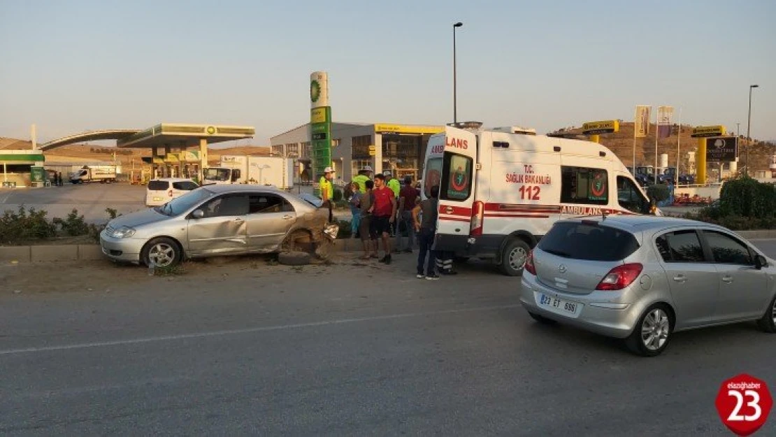 Kekliktepe Kavşağında 4 Aracın Karıştığı Feci Kaza, 5 Yaralı