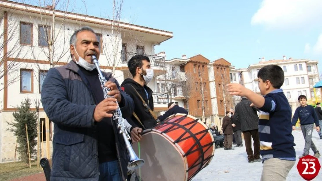 Kentsel dönüşümle evlerine kavuştular, başkanı davullu zurnalı karşıladılar