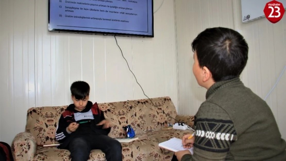 Konteyner evlerdeki öğrenciler, televizyon ve internetten derslerini işlemeye başladı
