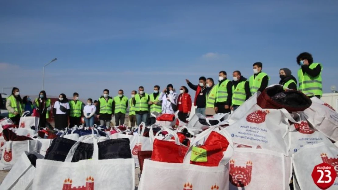 Konteyner kentte kalan bin 23 depremzede çocuğa kışlık hediye