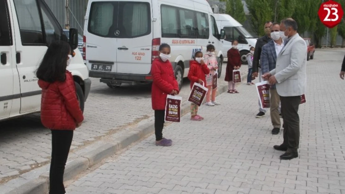 Konteyner kentte sosyal mesafeli kitap dağıtımı