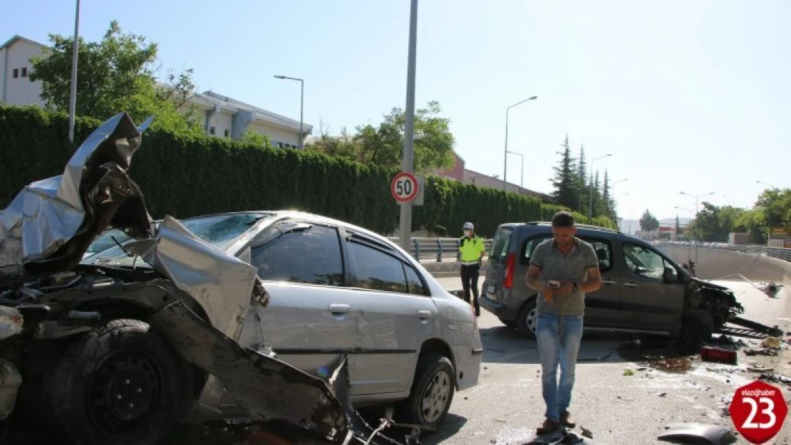 Kontrolden çıkan otomobil, direği söküp karşı şeritte araca çarptı: 1'i ağır 2 yaralı