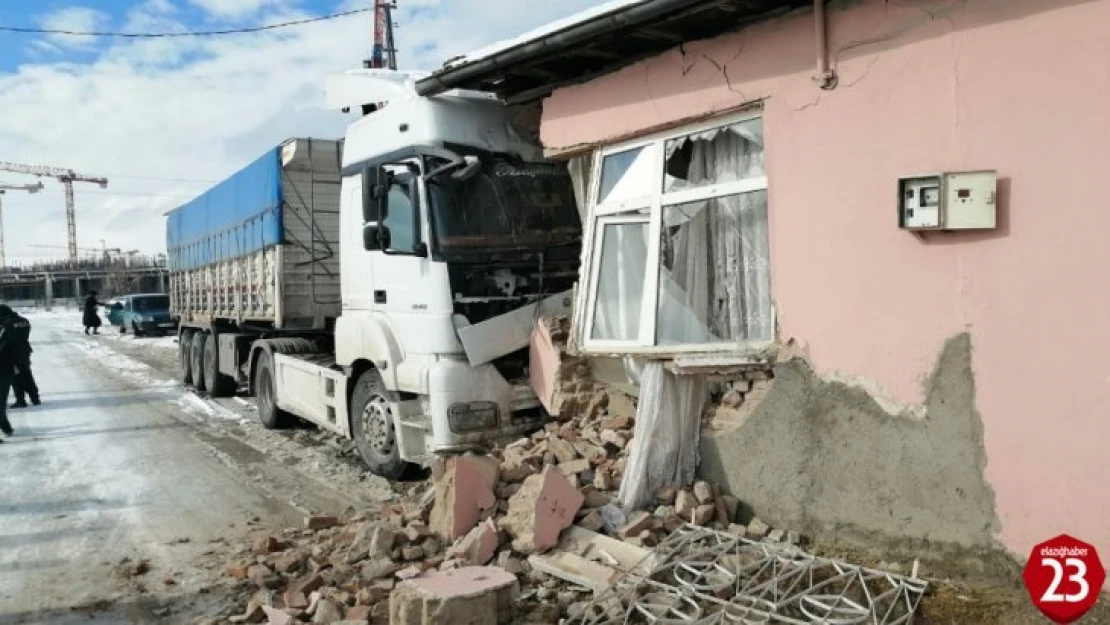 Kontrolden çıkan tır eve çarptı: 1 yaralı